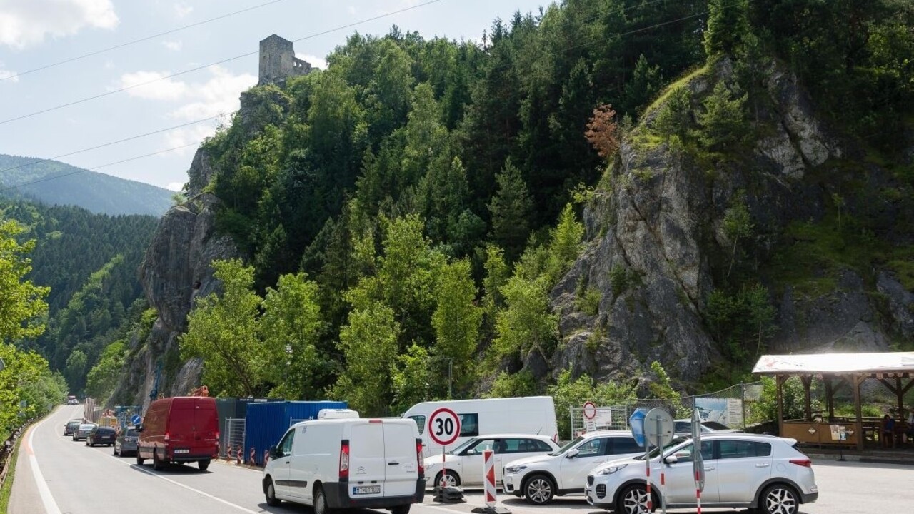 Cestu pod Strečnom otvoria po páde stotonového bloku skôr