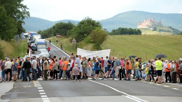 Gemerčania zablokovali dopravu pod horským priechodom Soroška