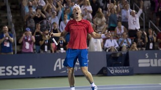 Federer sa v Montreale prebojoval do semifinále, Shapovalov poskočil