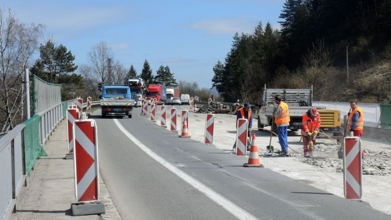 Na ceste z Popradu začali s rekonštrukciou zničenej vozovky