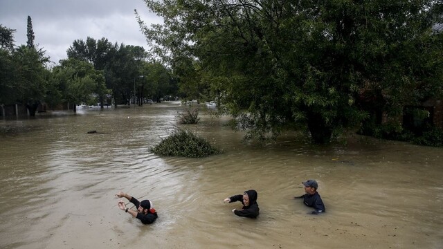 Starosta zatopeného Houstonu vydal zákaz nočného vychádzania