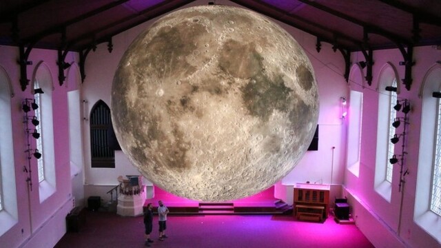 luke-jerram-museum-of-the-moon_0a000002-0374-d2a9.jpg