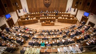Rokovanie parlamentu: prešlo uznesenie k uvoľneniu dlhovej brzdy