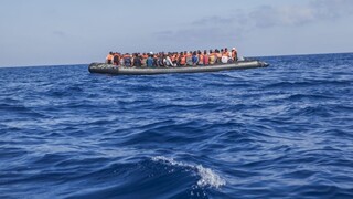 Migrantov prichádzajúcich cez Stredozemné more je o polovicu menej