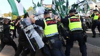 Vo Švédsku pochodovali neonacisti, radikálov zastavila polícia
