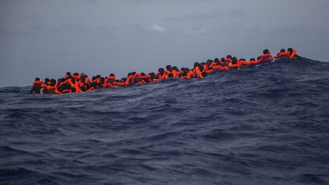 Migranti more čln 1140 px (SITA/AP)