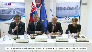 TB P. Pellegriniho, L. Sólymosa a D. Kvoceru po skončení rokovania v Gabčíkove