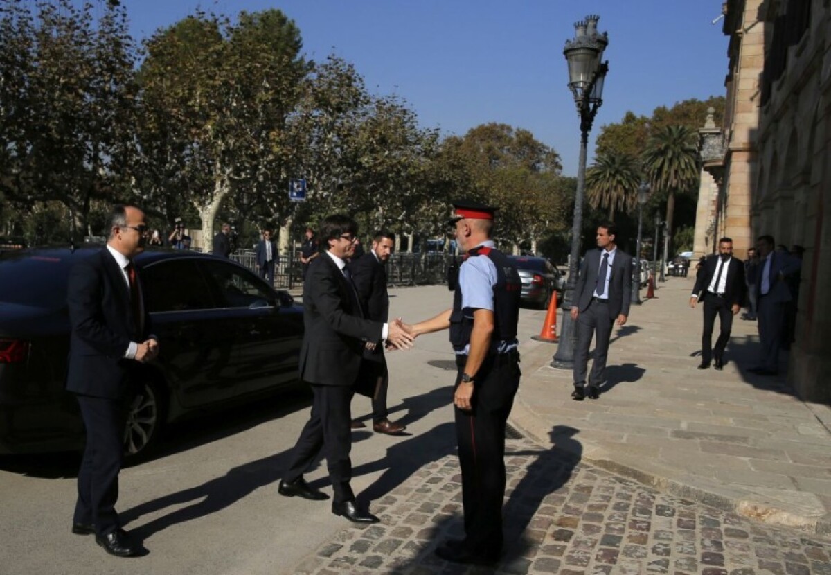 carles-puigdemont-premier-katalansko-policajt-1140-px-sita-ap_0854e491.jpg