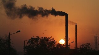 Oxidu uhličitého v atmosfére pribúda rýchlejšie ako pred rokmi