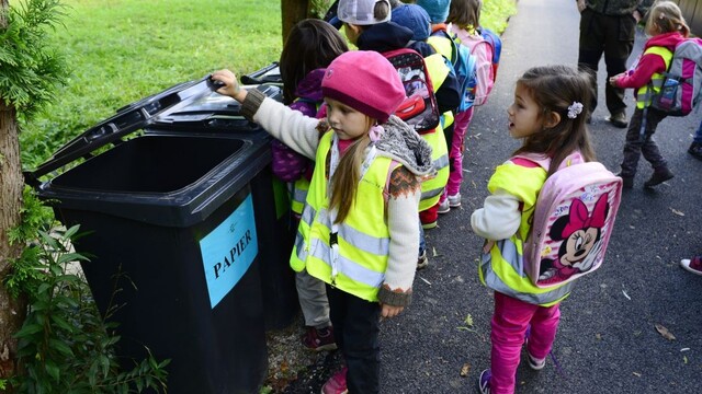 separovanie recyklácia deti žiaci odpad 1140px (TASR/Milan Kapusta)