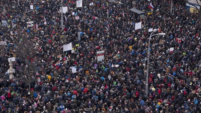 Do ulíc slovenských miest vyšli desaťtisíce ľudí. Štrngali kľúčmi