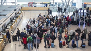 Opitý pilot spôsobil na letisku komplikáciu, cestujúci uviazli