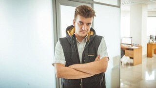 Novinár zomrel po páde z okna. Vyskočil, alebo ho vyhodili?