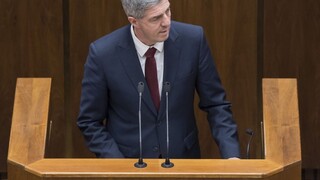 Poslanci sa po dlhej prestávke vrátili do pléna, schôdzu otvoril Bugár