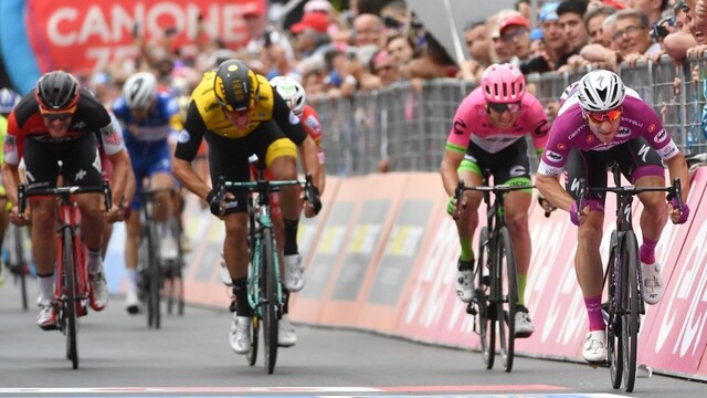 Viviani si pripísal tretí etapový triumf, v ružovom pokračuje Yates