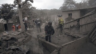 Úrady podcenili hrozbu erupcie, guatemalská opozícia žiada trest