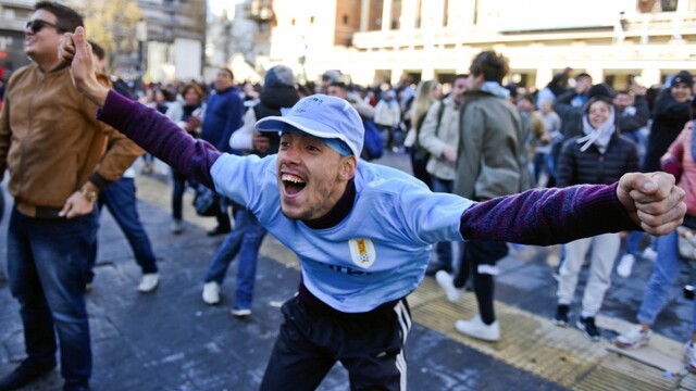 Uruguaj uspel v úvodnom vystúpení, hráči rozhodli pred koncom zápasu