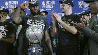 LeBron odmietol lukratívnu ponuku, môže byť voľným hráčom