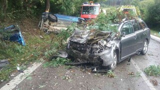 Vážna dopravná nehoda. Hasiči vyslobodzovali osoby z vozidiel