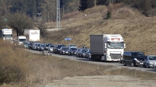 Neustále kolóny, hluk a prach. Obyvatelia Ivachnovej spisujú petíciu