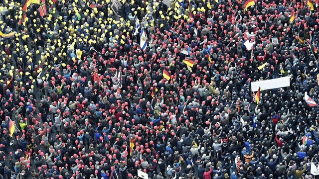 PEGIDA oslavovalo výročie založenia, zišli sa tisícky ľudí