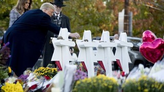Trump si uctil pamiatku obetí, navštívil synagógu