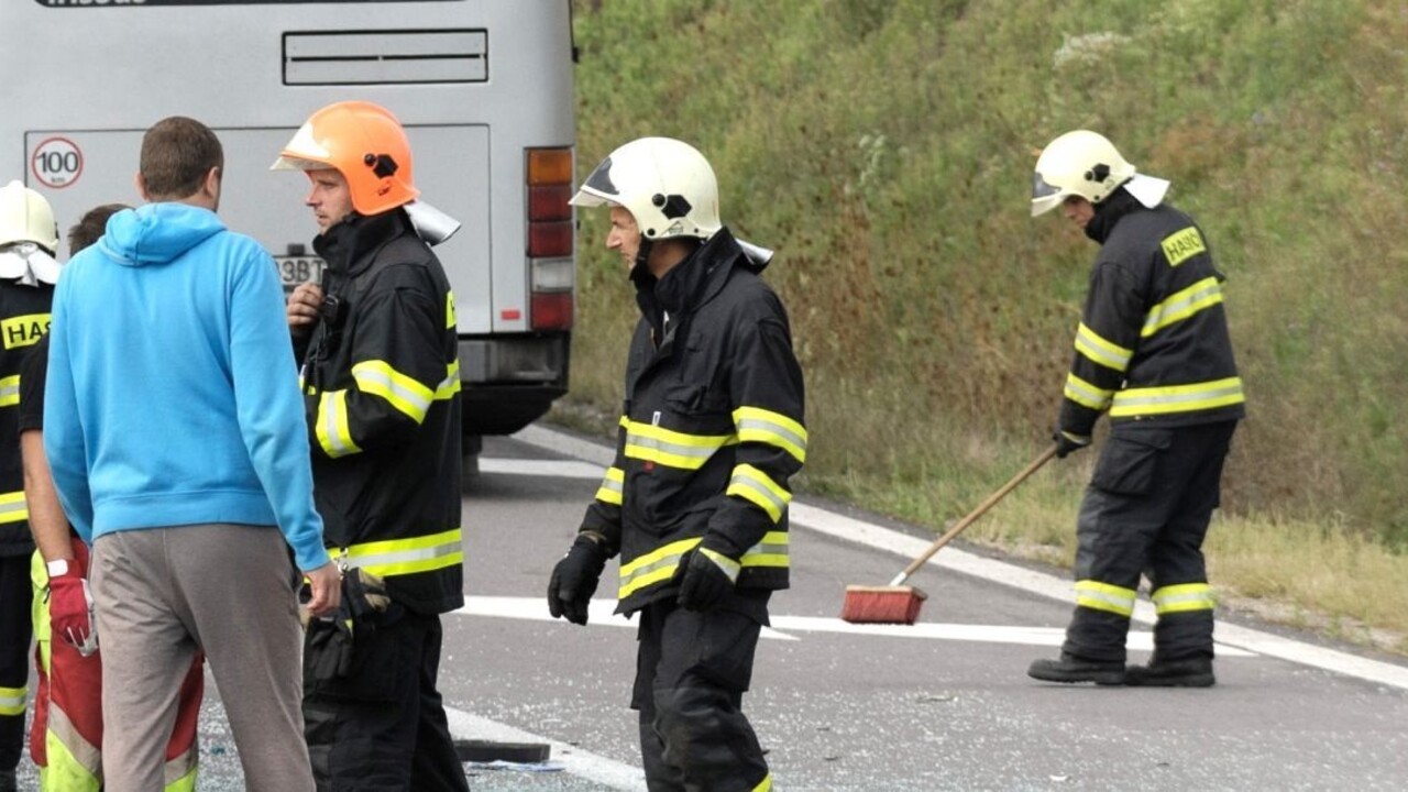 Na R1 v noci zhorel autobus, rýchlostnú cestu uzatvorili