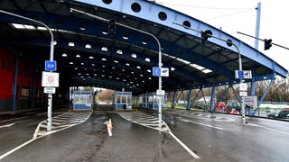 Blokáda na slovenskej východnej hranici trvá. Niektorých púšťajú