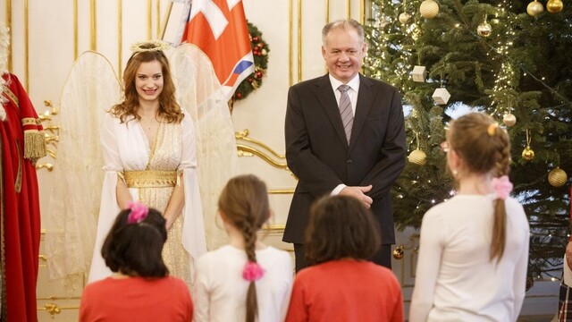 Prezident privítal deti z detských domovov, rozsvietili stromček aj palác