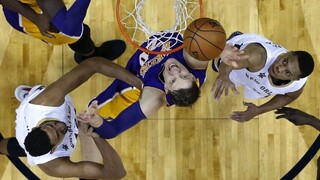 NBA: Nedarilo sa Clevelandu ani LA Lakers, hviezdil Simmons