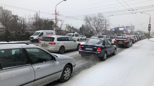 Nehody, kolóny, meškanie. V Bratislave kolabovala doprava