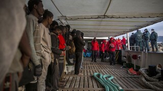 Loď s migrantmi zakotvila v Španielsku, vláda im sľúbila pomoc