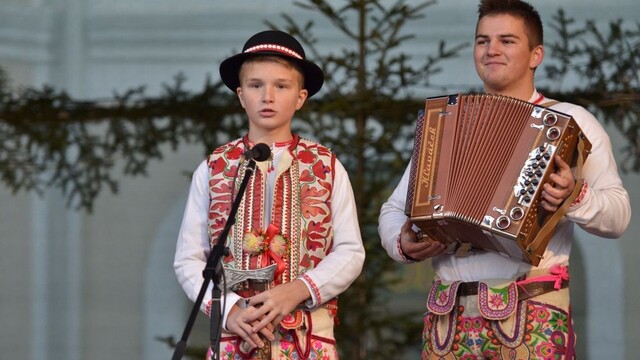 Mladým folkloristom prší na hlavu, skúšajú v zúfalých podmienkach