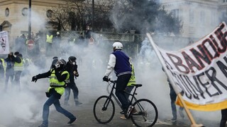 Polícia zasiahla proti žltým vestám, útočili kameňmi a fľašami
