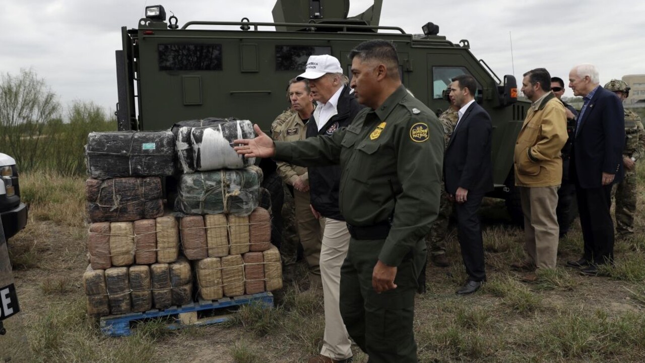 Oceľ alebo betón. Bariéru potrebujeme, vyhlásil Trump v pohraničí