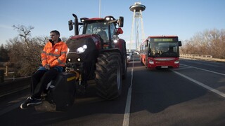 Farmárom rozumieme, tvrdí mesto. Hnoj pred rezortom odpratali