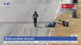 Netradičný zážitok. Motocyklisti sa pobili na trati, preteky ukončili