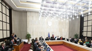 Rokovanie vlády aj o podpore automobilového priemyslu