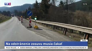 Na odstránenie zosuvu musia čakať, vodiči sú stále v ohrození