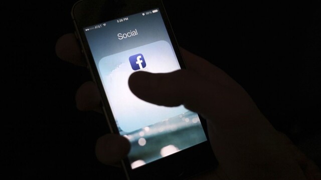 facebook mobil sociálna sieť 1140px (SITA/AP)