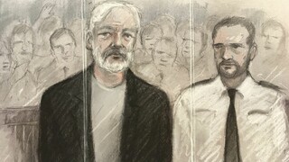 Rozhodnú o otcovi WikiLeaks, Assange je obvinený zo znásilnenia