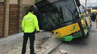 Havaroval autobus, ktorý viezol desiatky detí. Hlásia zranených