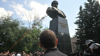 Demonštranti strhli bustu sovietskeho maršala, vraj porušuje zákon