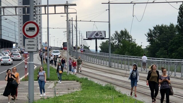 Petržalka zostáva bez električiek, zapríčinil to vodič nákladiaku