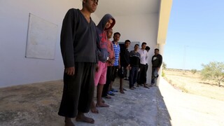 Čakajú už desať dní, loď plná migrantov nemá povolenie zakotviť