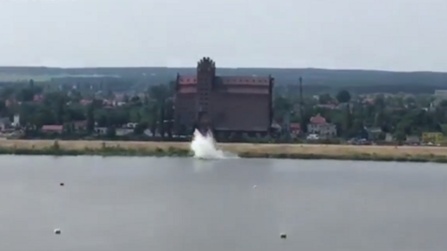 Lietadlo narazilo na hladinu rieky a rozpadlo sa, po pilotovi pátrajú