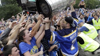 Blues získali prvý Stanley Cup, tešili sa spolu s fanúšikmi