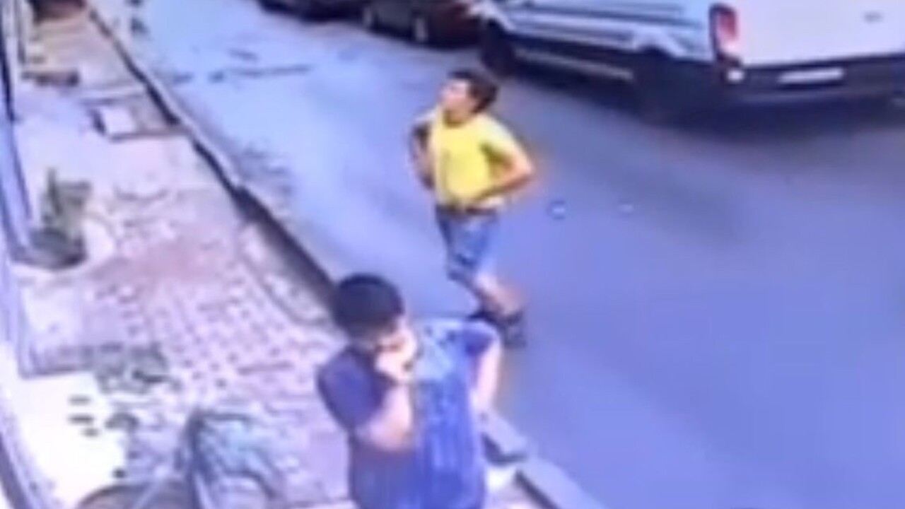 Zachytil dievčatko padajúce z okna, vďaka videu sa stal hrdinom