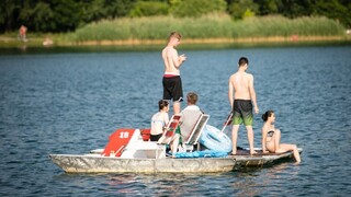 Začiatok prázdnin má byť horúci, upozorňujú aj na búrky a lejaky