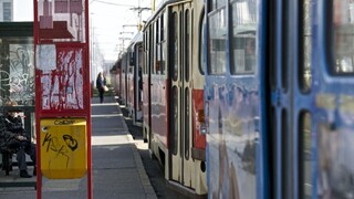 Verejnú dopravu komplikujú vykoľajenia, vodiči vinia stav koľajníc